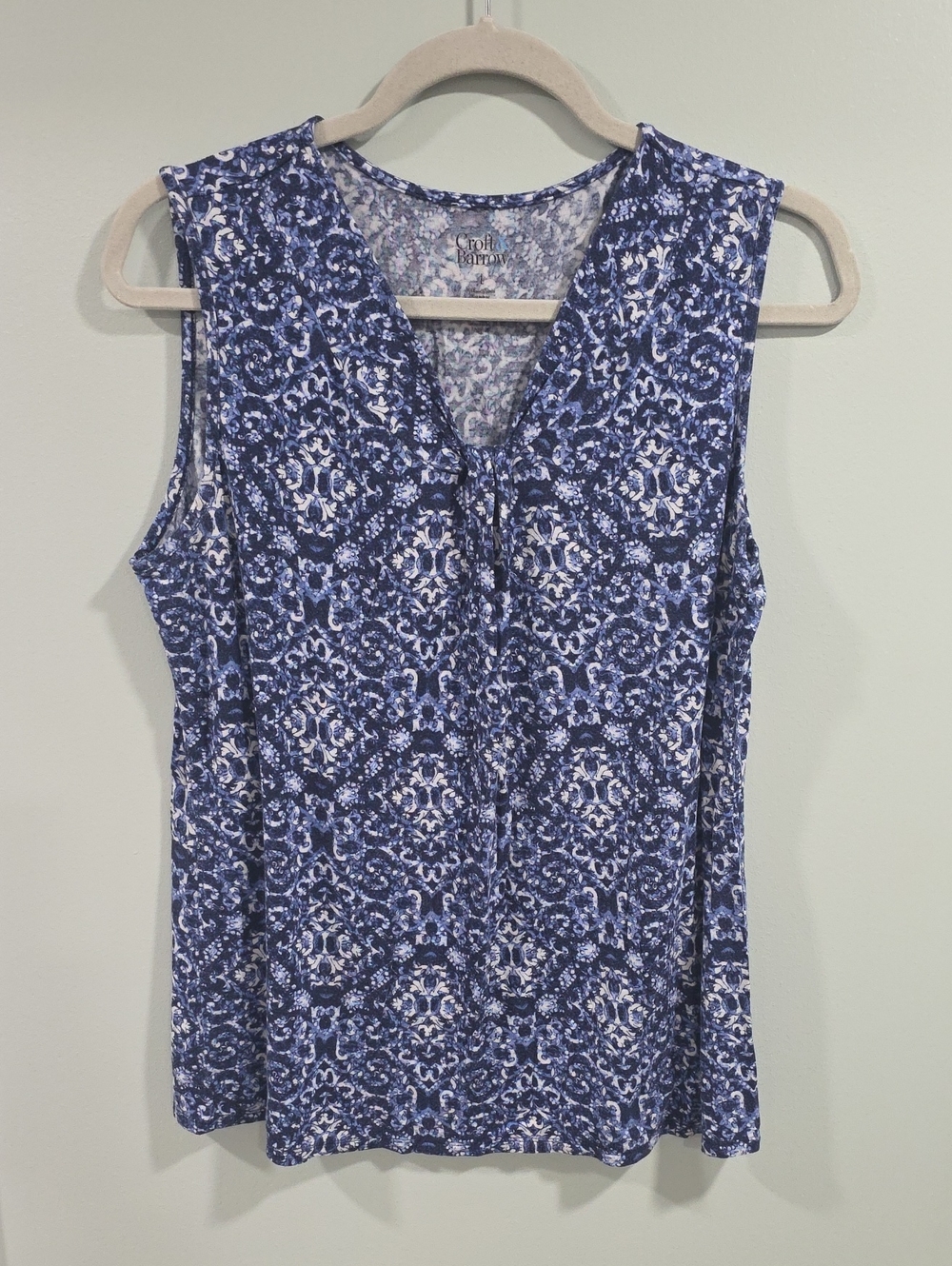 Croft & Barrow Navy and White Printed V-Neck Sleeveless Tank